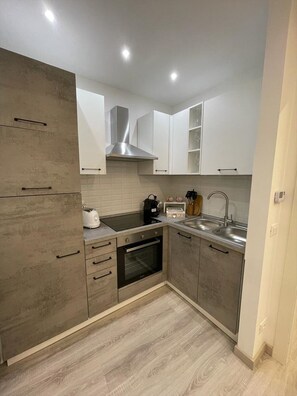 Frigorifero, forno, piano cottura, macchina per tè/caffè