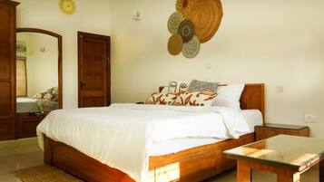 4 Schlafzimmer, Zimmersafe, Schreibtisch, Bügeleisen/Bügelbrett