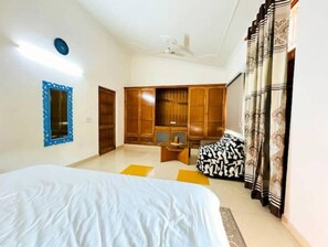 4 Schlafzimmer, Zimmersafe, Schreibtisch, Bügeleisen/Bügelbrett