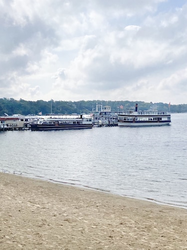 Blue Cottage in the Bay - walk to beach and shops