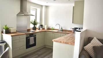 Jääkaappi, mikroaaltouuni, uuni, liesi