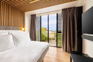 Hypo-allergenic bedding available, desk, laptop workspace - YOTELPAD London Stratford (London)