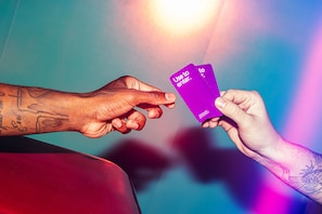 Une main tenant une carte violette sur laquelle est écrit : « À utiliser pour l’accès. »