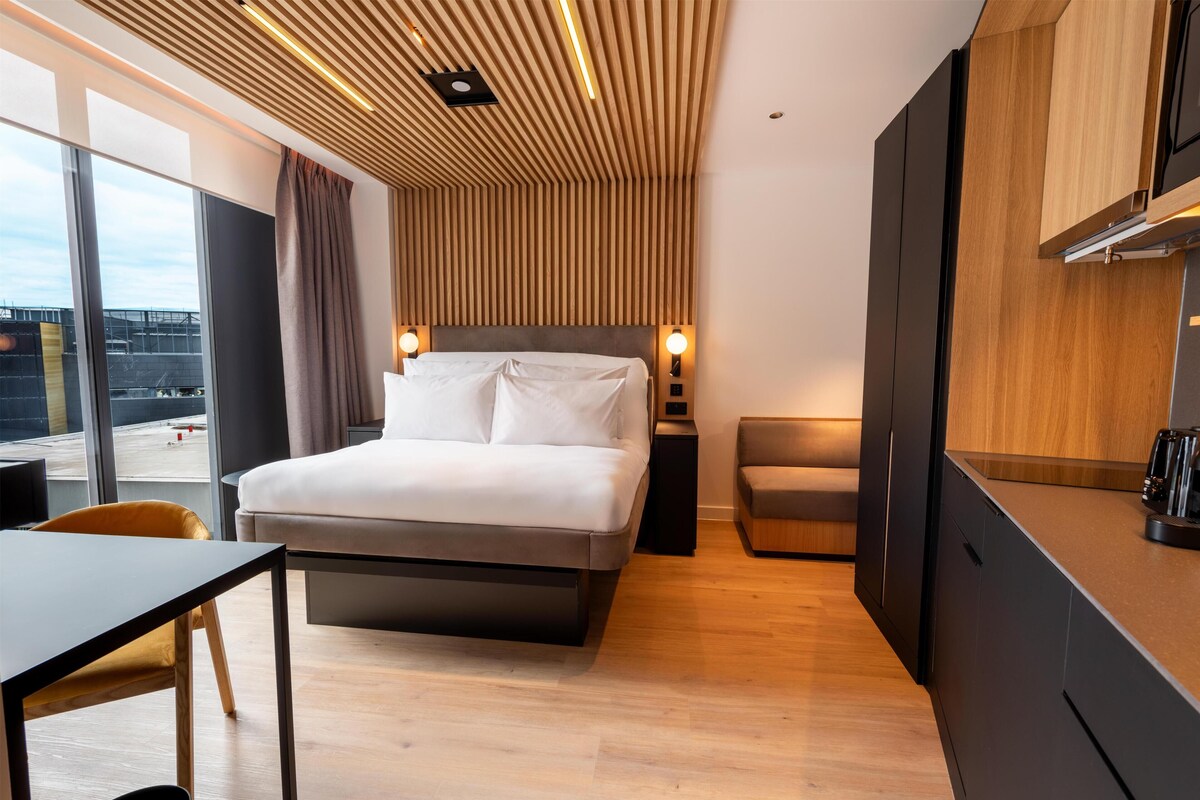 Premium studio, 1 queensize bed (Pad) | Hypoallergeen beddengoed, een bureau, een laptopwerkplek