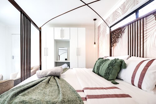 Luxe Suburban Haven 10 mins away from OR Tambo Airport .Load shedding Friendly