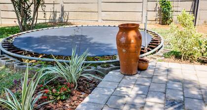 Luxe Suburban Haven 10 mins away from OR Tambo Airport .Load shedding Friendly