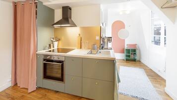 Fridge, oven, coffee/tea maker, electric kettle