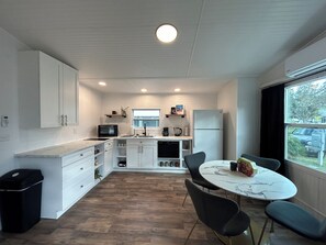 Kylskåp, mikrovågsugn, ugn och spishäll
