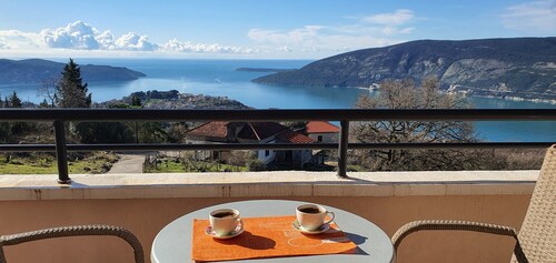 Villa Tre Tri, Eine Ganze Villa mit Privat Pool und Tollem Meeresblick