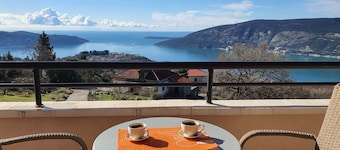 Villa Tre Tri, Eine Ganze Villa mit Privat Pool und Tollem Meeresblick