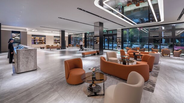 Un vestíbulo espacioso con asientos modernos, una recepción y ventanas amplias que ofrecen vistas al exterior.