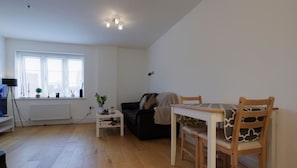TV - Modern Apt next to Station near Hampton Court (Greater London)
