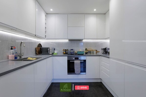 Fridge, microwave, oven, stovetop