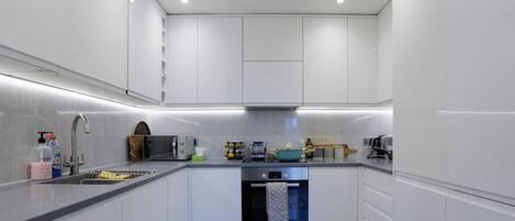 Refrigerador, microondas, horno y parrilla de estufa