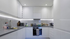 Fridge, microwave, oven, stovetop - Modern Apt next to Station near Hampton Court (Greater London)