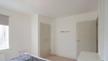 1 bedroom, desk, iron/ironing board, WiFi