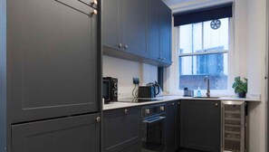 Een koelkast, een microgolfoven, een oven, een kookplaat