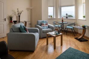 TV - Puffin View - North Wales Sea View Apartment, Perfect for Couples (Llanfairfechan)