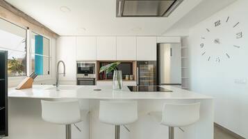 Een koelkast, een microgolfoven, een oven, een kookplaat