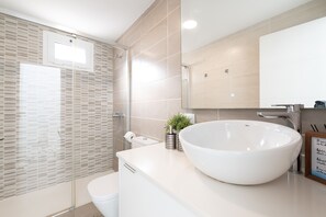 Douche, sèche-cheveux, serviettes fournies
