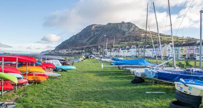 Orme View - Two Bedroom Cottage, Sleeps 4