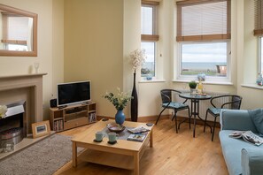 TV - Orme View - Two Bedroom Cottage, Sleeps 4 (Llanfairfechan)