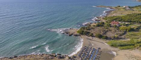 Sulla spiaggia, lettini da mare, teli da spiaggia