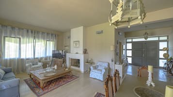 Smart TV, fireplace