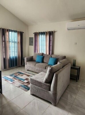 Smart TV, computer monitors - 2bed 2Bath. 5min drive to the beach. Close to Puerto Seco Beach. Great location (Discovery Bay)