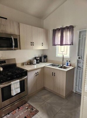 Fridge, microwave, oven, stovetop - 2bed 2Bath. 5min drive to the beach. Close to Puerto Seco Beach. Great location (Discovery Bay)