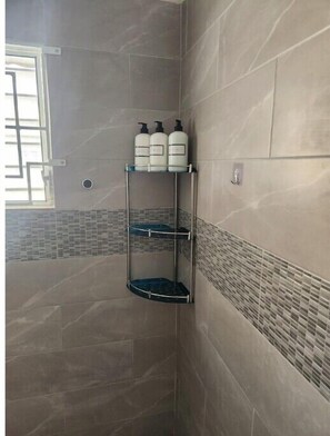 Secador de pelo, toallas, jabón, shampoo