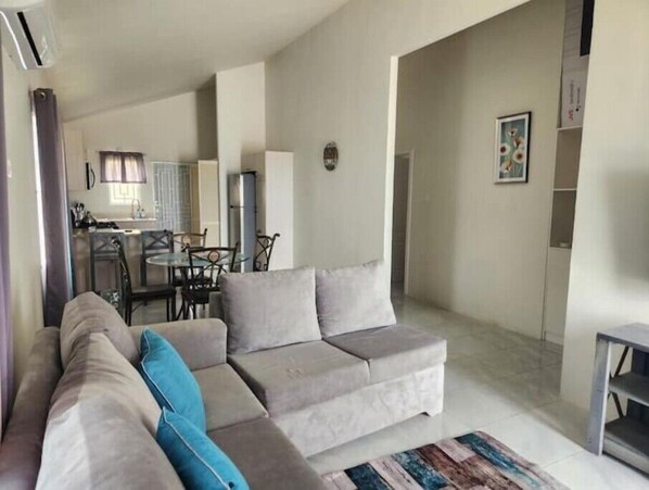 Smart TV, computer monitors - 2bed 2Bath. 5min drive to the beach. Close to Puerto Seco Beach. Great location (Discovery Bay)