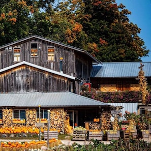 Exterior - Spirit Lake Retreat - Suite E (Harbor Springs)