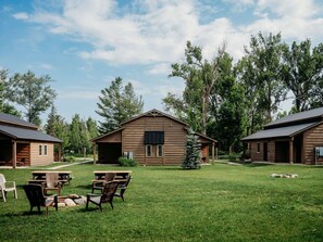 A rustic cabin with a covered picnic area and a small tree in the center. - Spirit Lake Retreat - Suite F (Harbor Springs)
