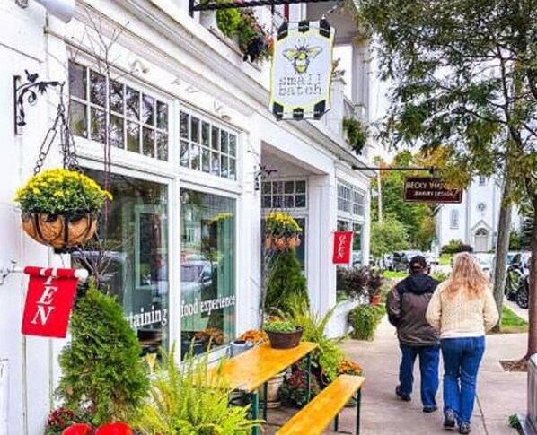 Outdoor dining - Spirit Lake Retreat - Suite F (Harbor Springs)