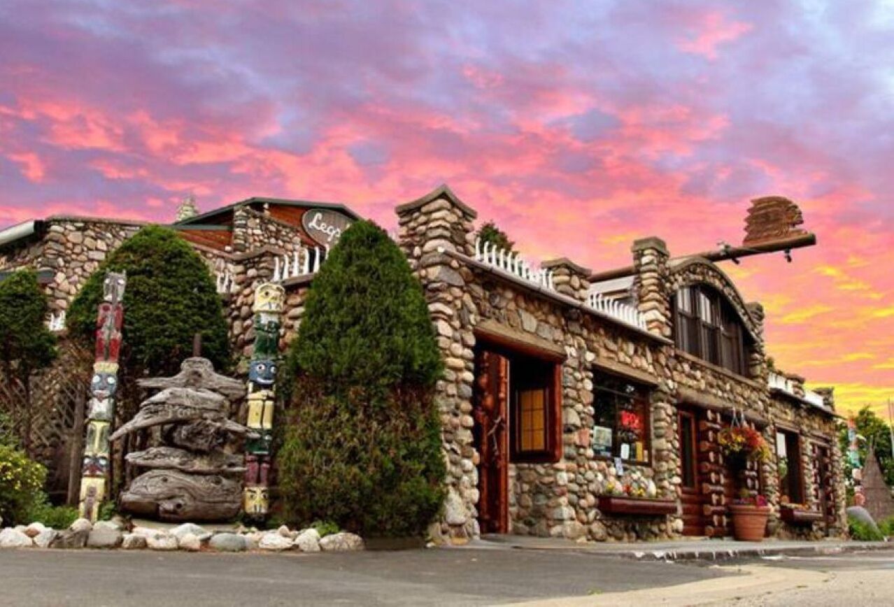 Un edificio de piedra con un diseño rústico, que muestra un letrero que dice 