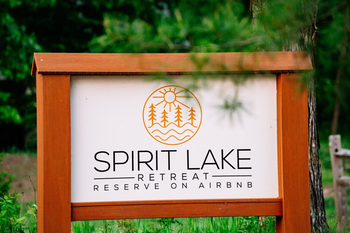 En annons för Spirit Lake Retreat Reserve på Airbnb, med en logotyp som föreställer en sol, träd och vågor.