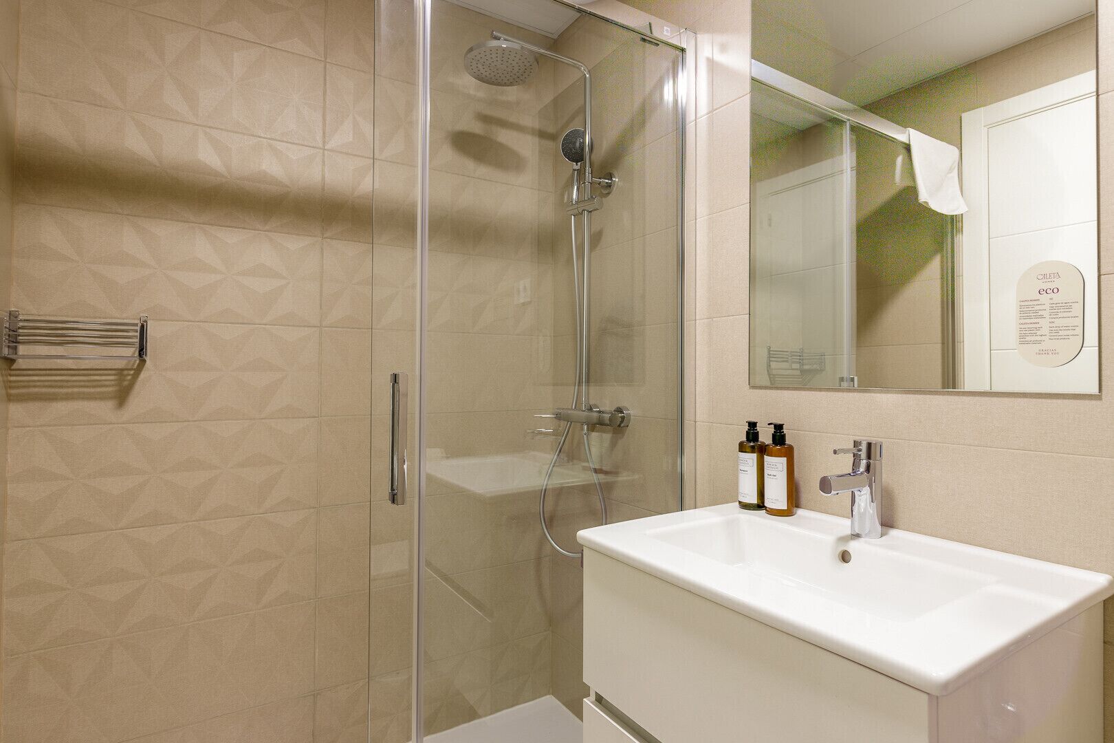 Douche, sèche-cheveux, serviettes fournies