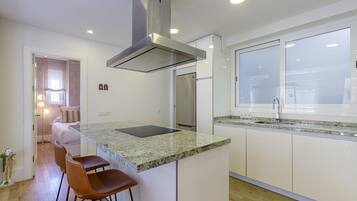 Frigorífico, microondas, horno y lavavajillas