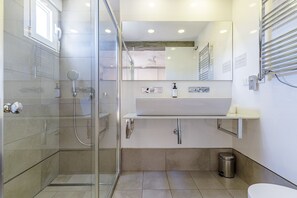 Douche, sĂšche-cheveux, serviettes fournies