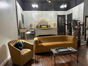 Romantisk loftsrom, 1 kingsize-seng, ikke-røyk, badekar | Oppholdsområde | En 45-tommers smart-TV med digitale kanaler samt bøker