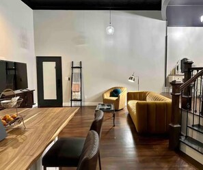 Romantiskt loft - 1 kingsize-säng - icke-rökare - badkar | Vardagsrum | 45-tums smart-tv med digitalkanaler, böcker och streamingtjänster