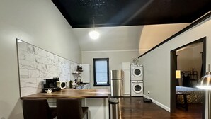 Loftsrom – comfort, 2 queensize-senger, badekar, hageutsikt | Spiseområde på rommet