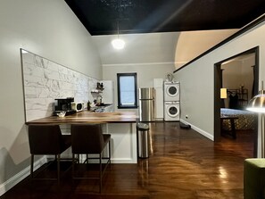 Loftsrom – comfort, 2 queensize-senger, badekar, hageutsikt | Spiseområde på rommet