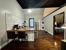 舒适复式房, 2 张大床, 浴缸, 花园景观 | 客房内用餐