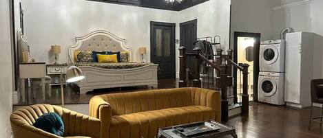 Loft Romantique, 1 très grand lit, non-fumeur, baignoire | Coin séjour