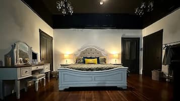 Romantic Loft, 1 King Bed, Non Smoking, Bathtub | Premium bedding, memory foam beds, individually decorated