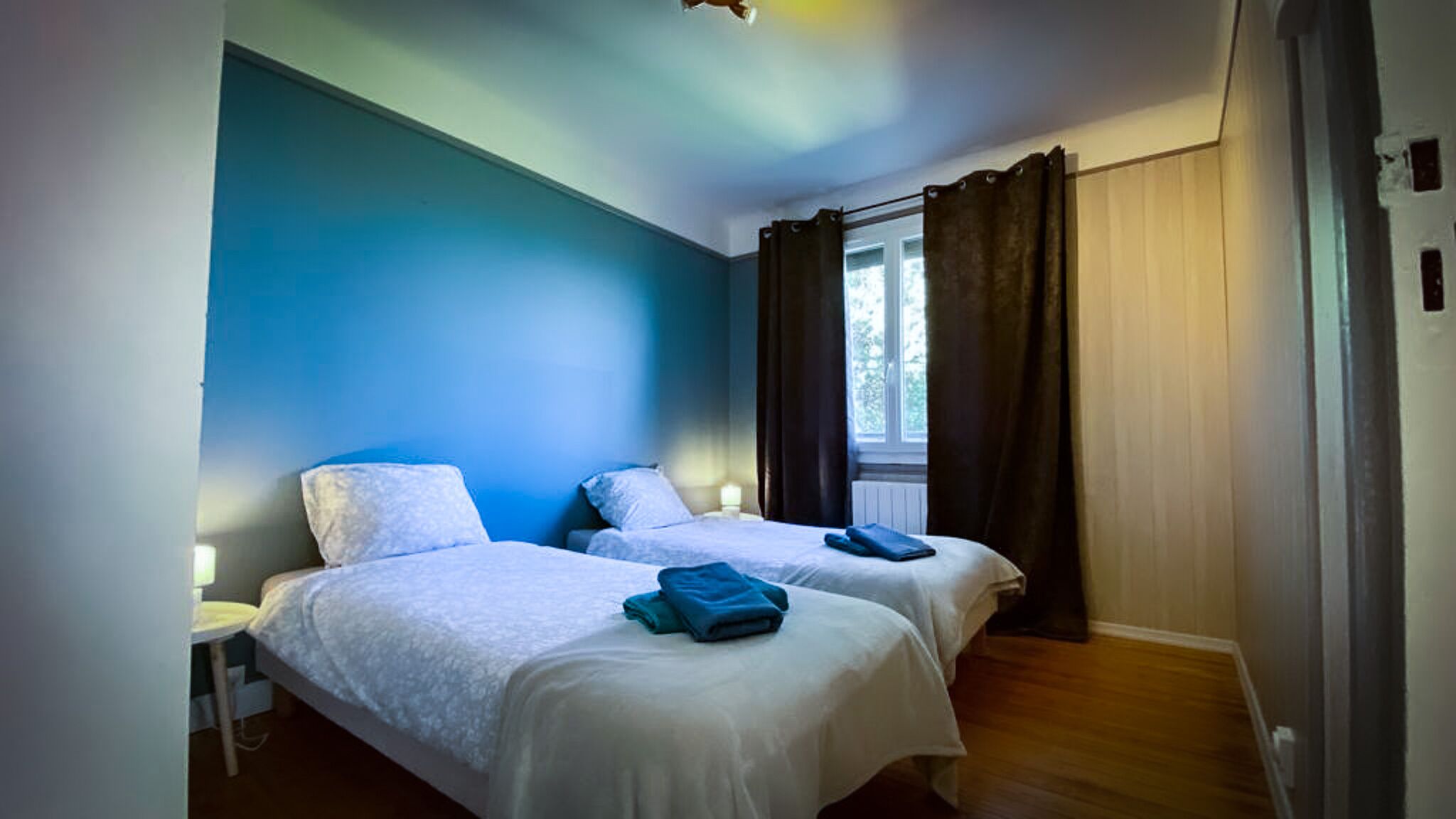 2 عدّة غرف نوم وواي فاي وملاءات أسرّة