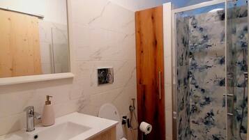 Dusche, Haartrockner, Handtücher, Seife