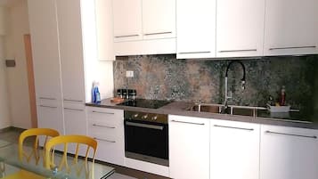 Kühlschrank, Ofen, Herdplatte, Geschirrspüler